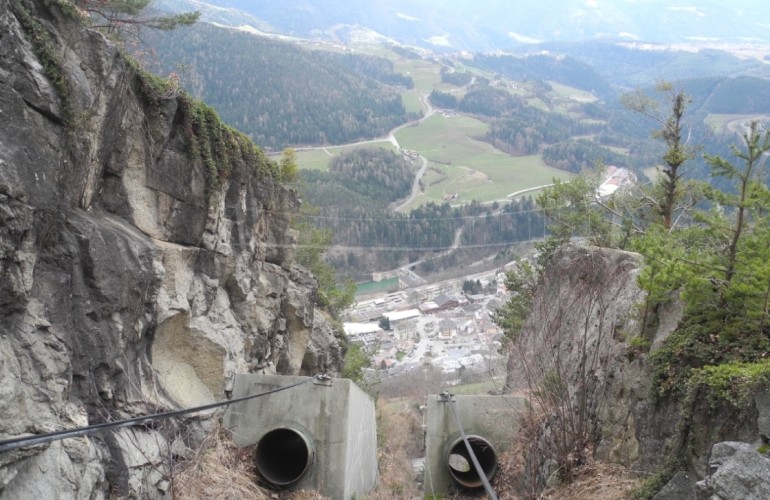 Eine Hängebrücke in luftiger Höhe bietet Adrenalin pur