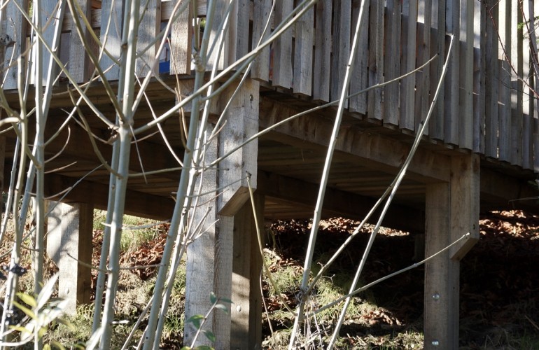 Holzterrasse mit einem Schloß für Kinder