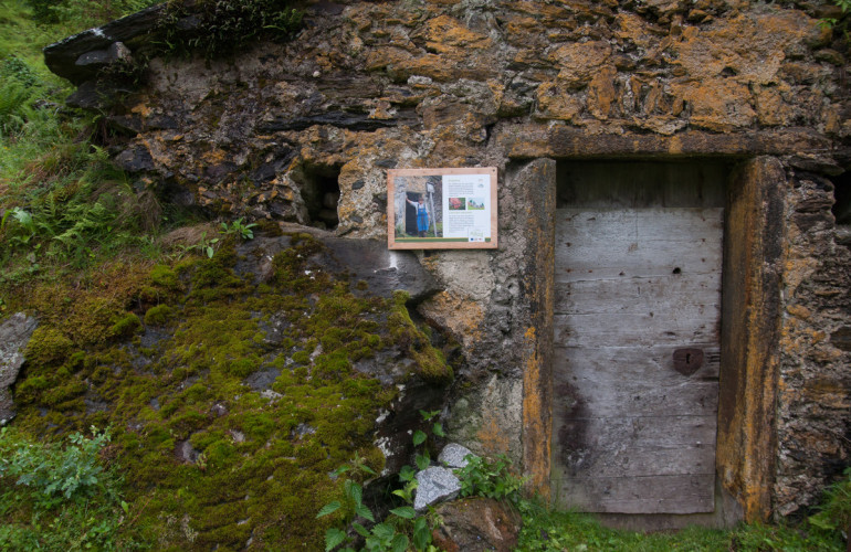 La vecchia cantina vicino al maso Feurer è ancora usata come cella frigorifera