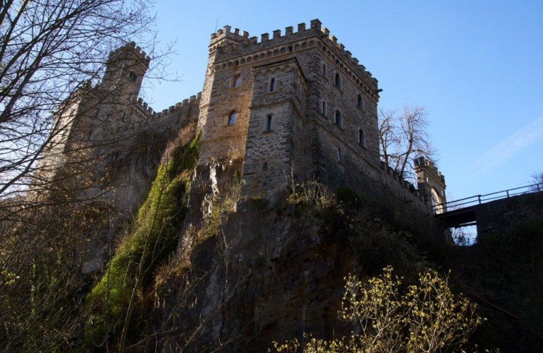 Schlössl Gernstein im Tinnetal